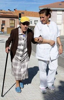 Caminar es la mejor actividad para las personas mayores. IAC