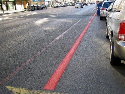 La línea roja se ha repintado en la calle Vitoria. PCR