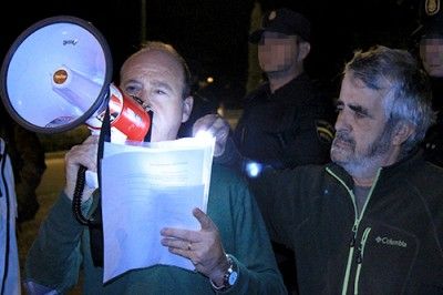 José Luis lee el comunicado ante los manifestantes