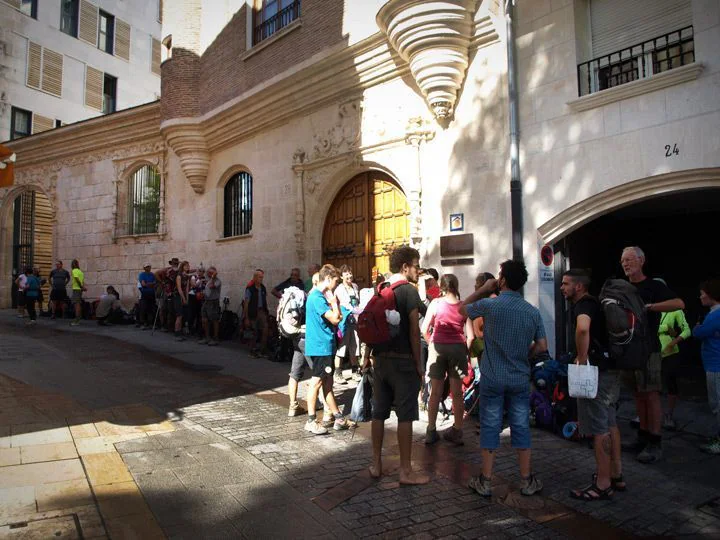 Peregrinos a las puertas del albergue Casa del Cubo, Burgos :: Albergues del Camino de Santiago