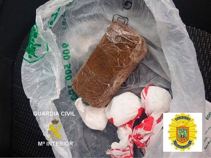 Arrestado en la AP-1 por transportar 100 gramos de hachís y 75 de cocaína