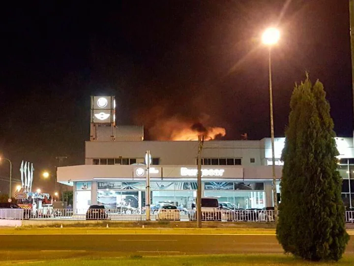 Un incendio genera importantes daños materiales en el concesionario de BMW